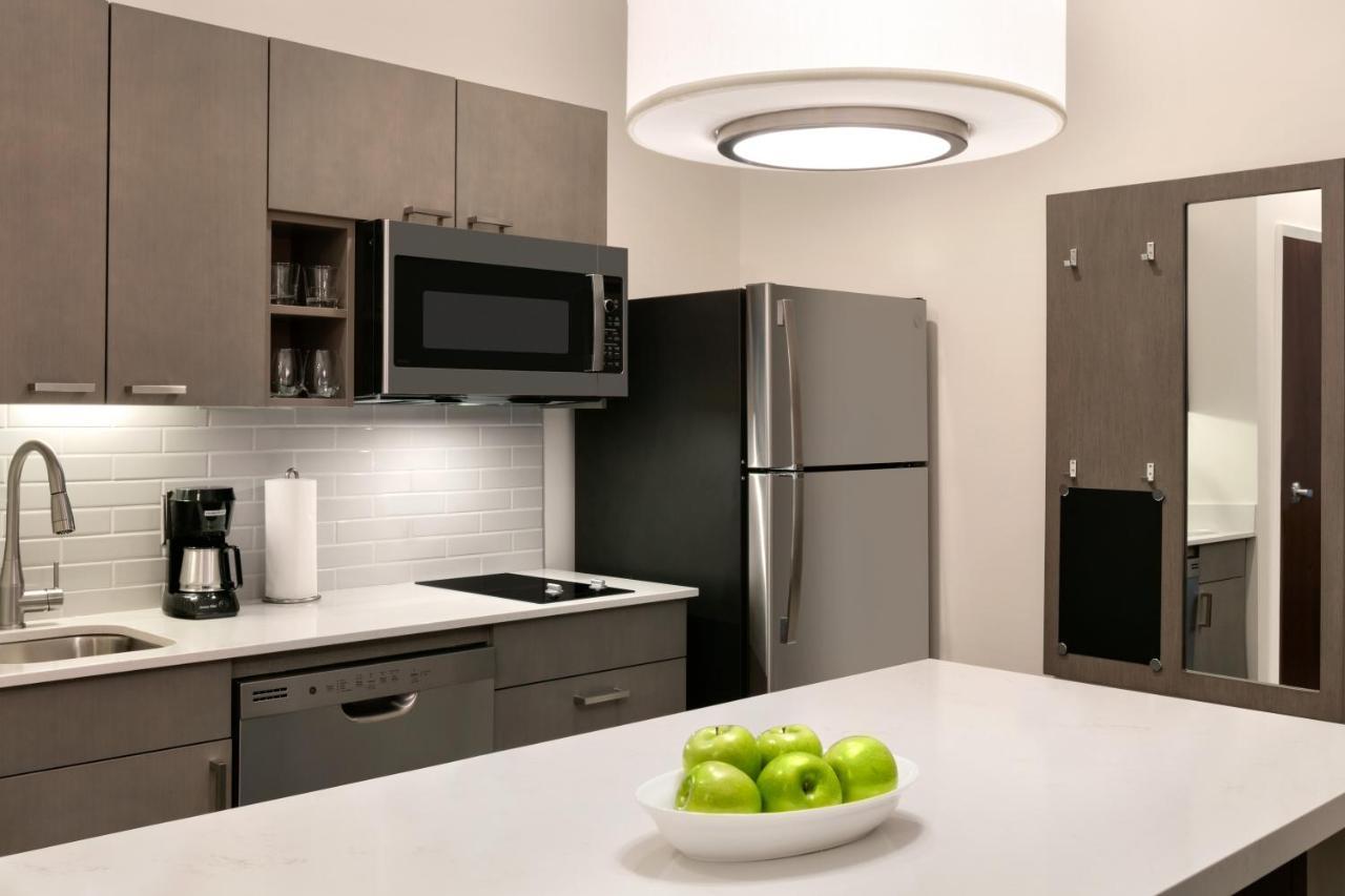 Suite de 1 dormitorio con cocina, 2 camas grandes y sofá cama