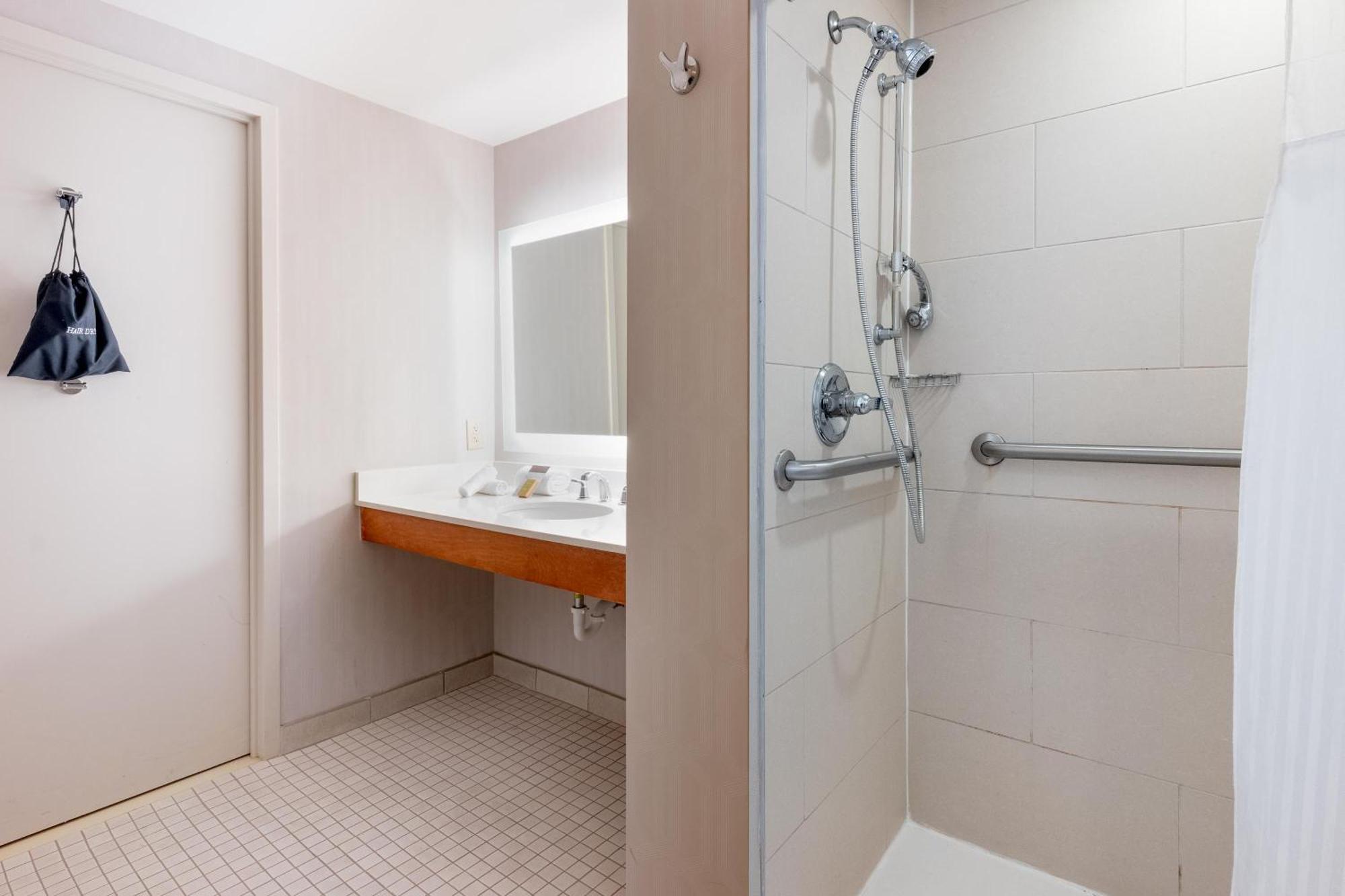 Zimmer mit Kingsize-Bett - barrierefrei mit rollstuhlgerechter Dusche/Nichtraucher