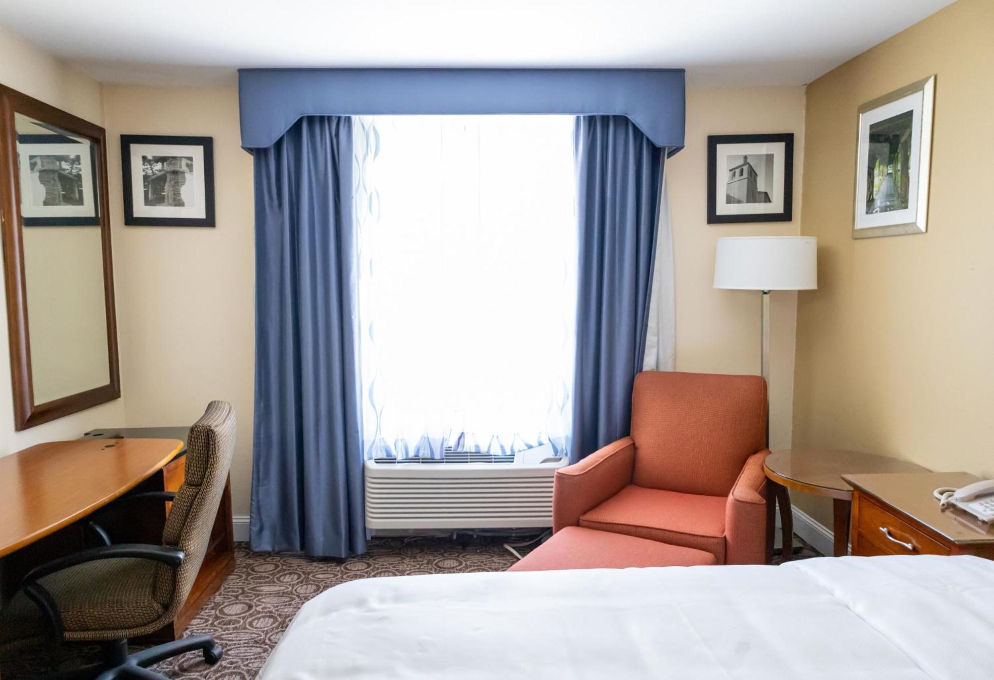 King Room with Mobility Access and Bathtub with Grab Bars, Non-Smoking,1553253343:JPEG