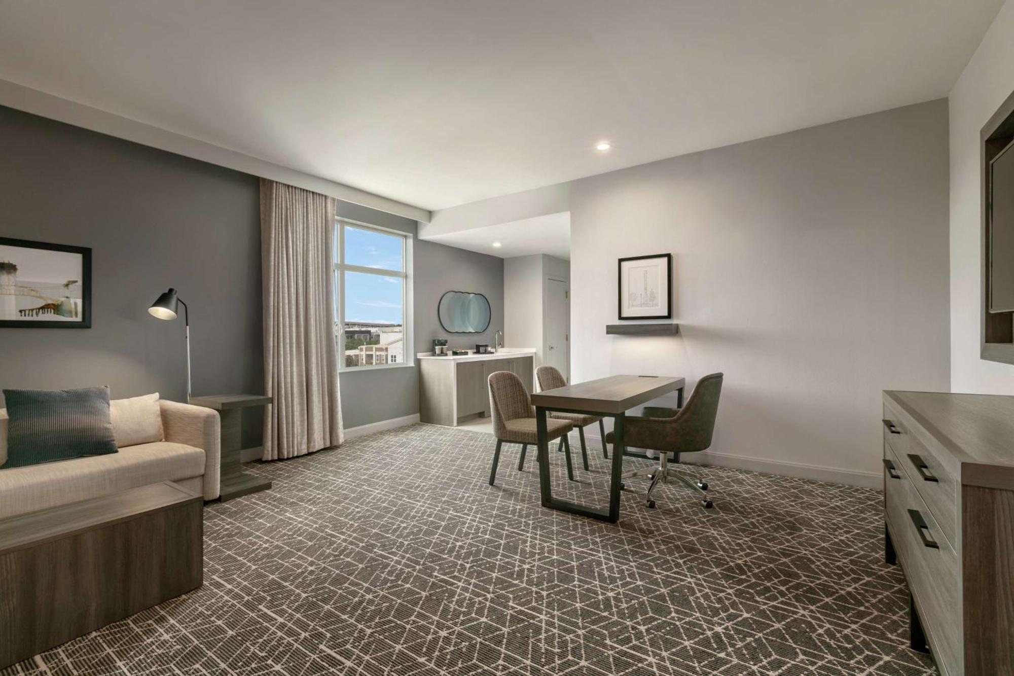 Suite mit Queensize-Bett und Stadtblick