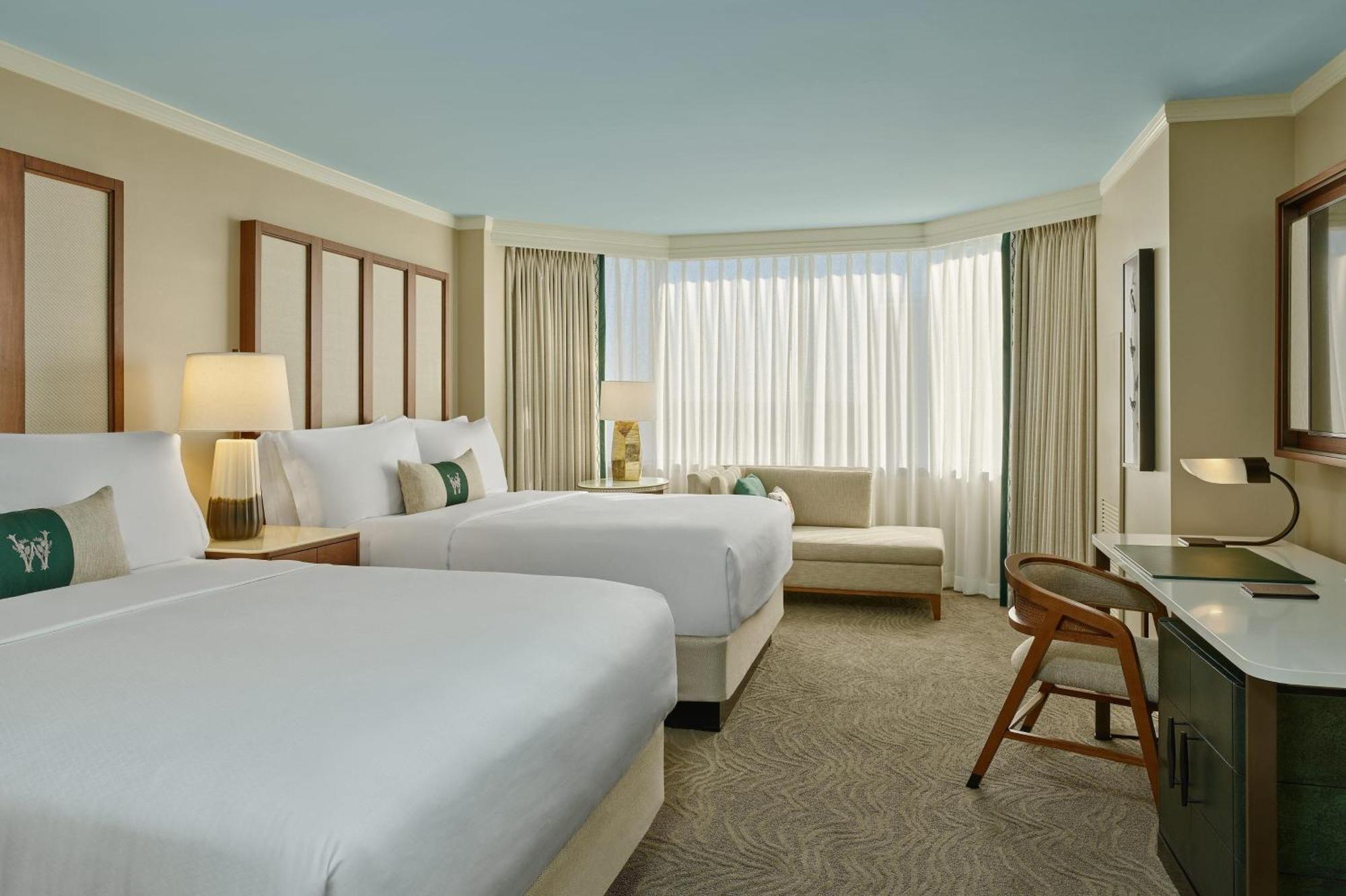 Zimmer mit 2 Doppelbetten und Zugang zur Club Lounge