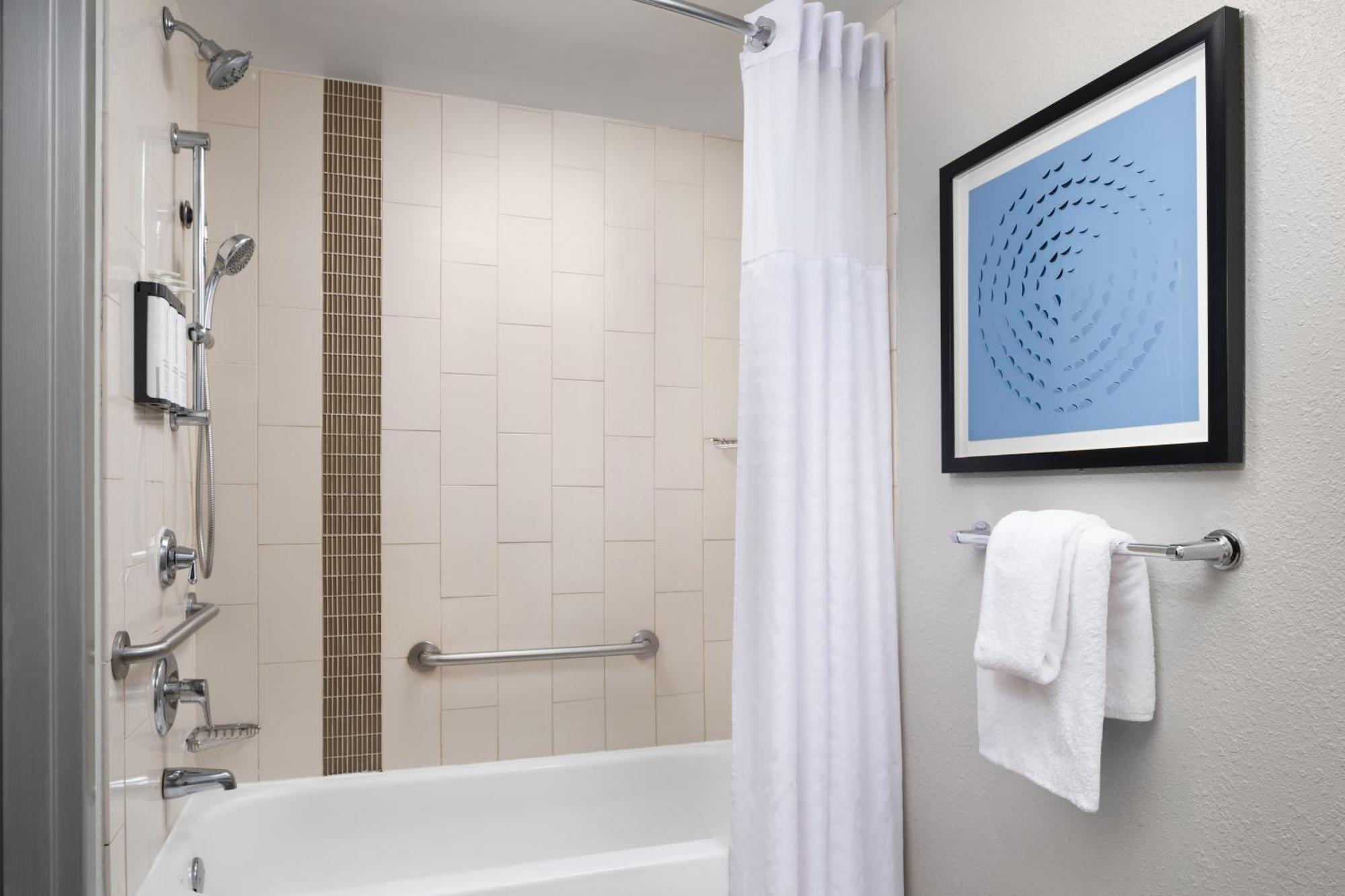 Zimmer mit Kingsize-Bett, Schlafsofa und barrierefreier Badewanne - barrierefrei
