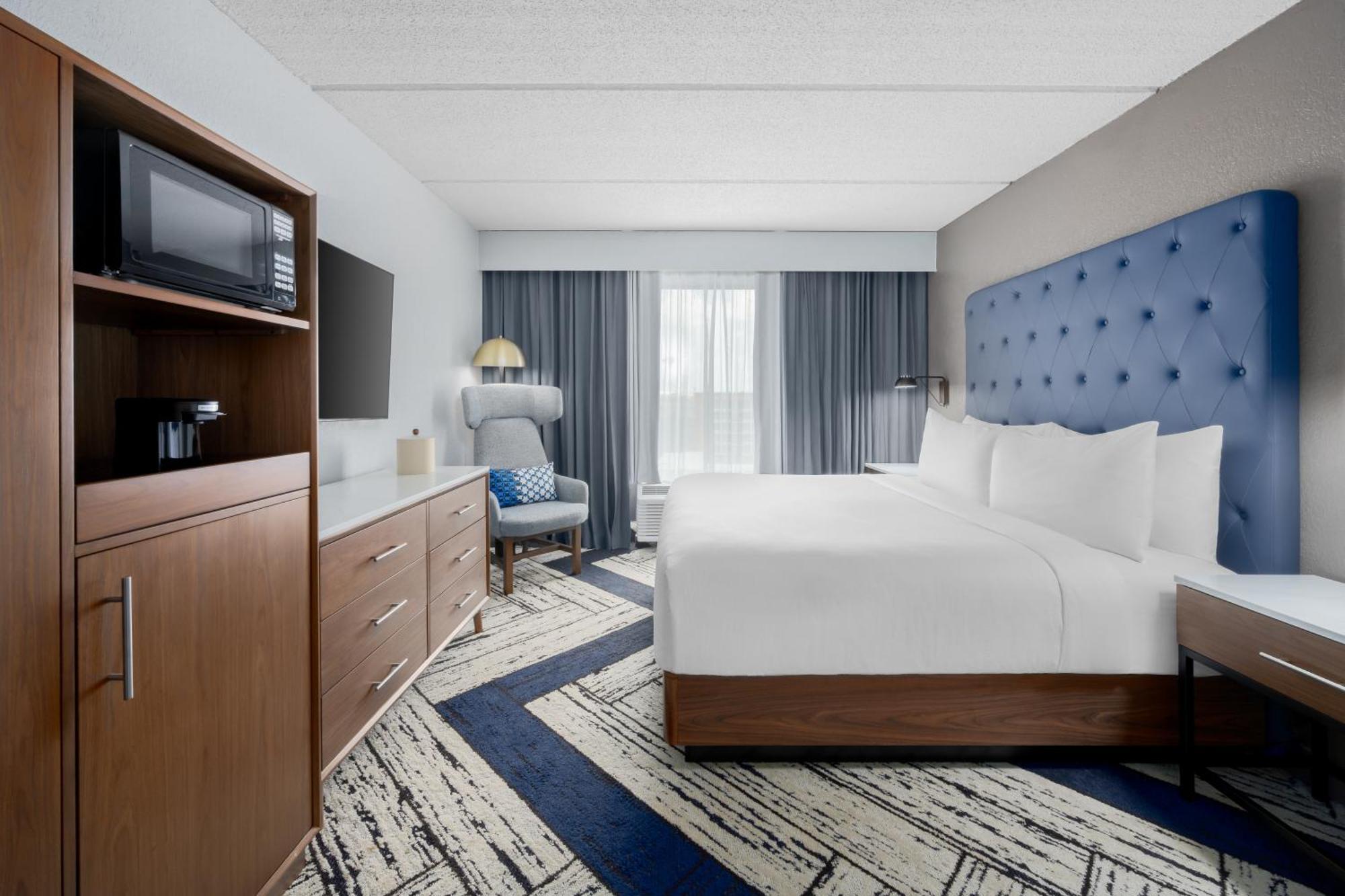 Zimmer mit Kingsize-Bett und Stadtblick