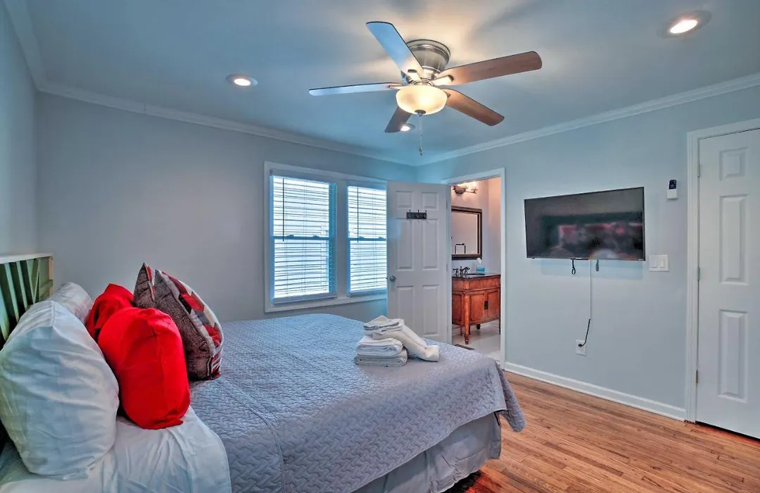 Sleek And Spacious Abode, 5 Miles To Dtwn Atlanta!-1