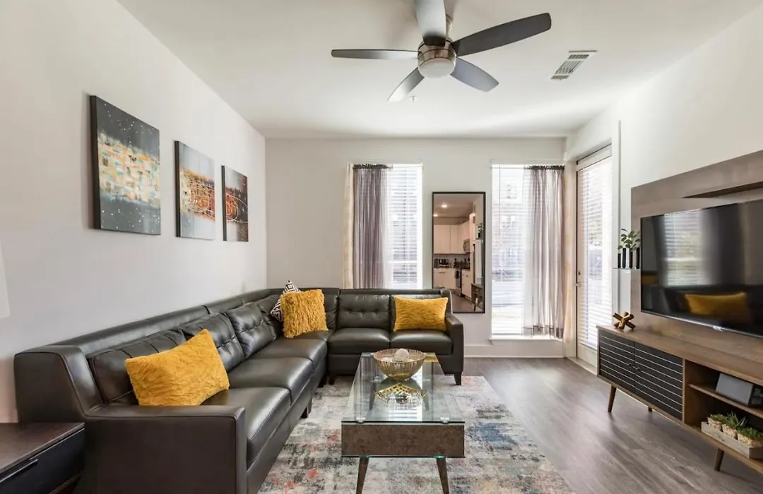 Luxury 2Br 2Ba Apt With Gym Pool & Free Parking-1