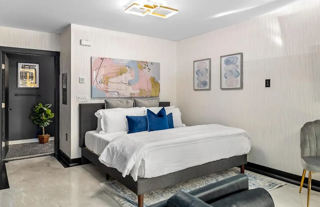 Opportune King Bed Homestead Adjacent Midtown Downtown-1