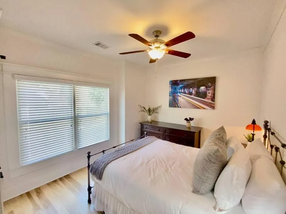 Modern 4Br 2Ba Home W/ Porch Swing - Walk&Bike Atl-1