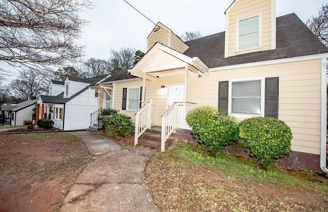 Home Mins From City And Airport Apt B-1