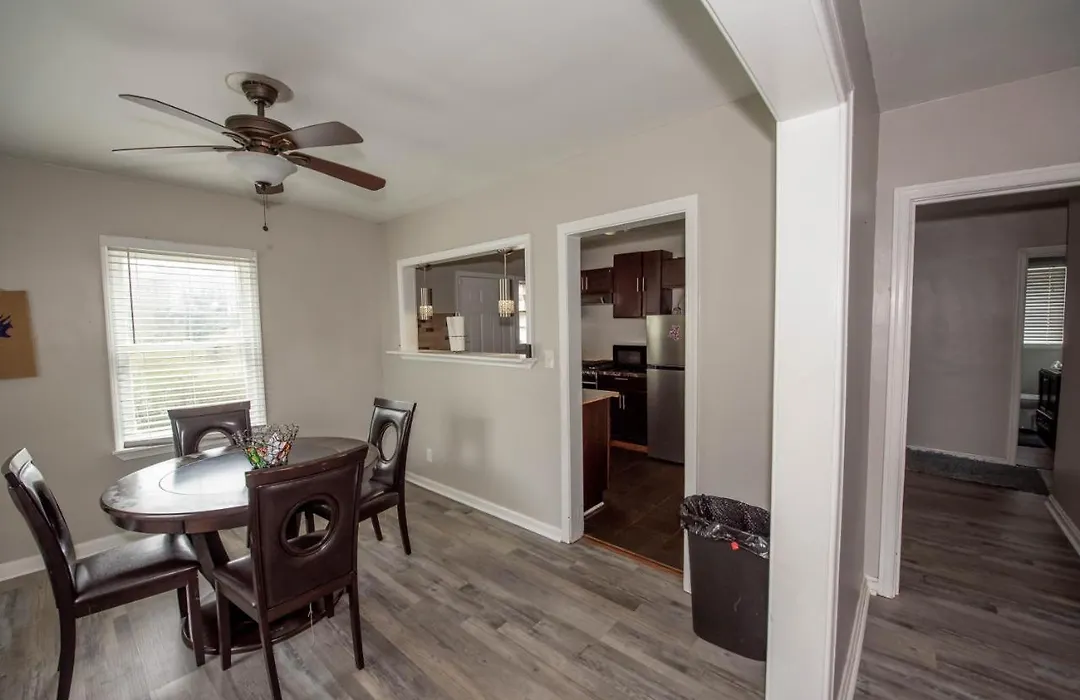 Home Mins From City And Airport Apt A-1