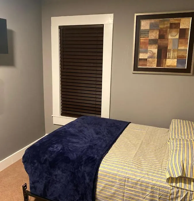 New Studioroom, Brand New Bathroom, Private Entrance Free Parking-1