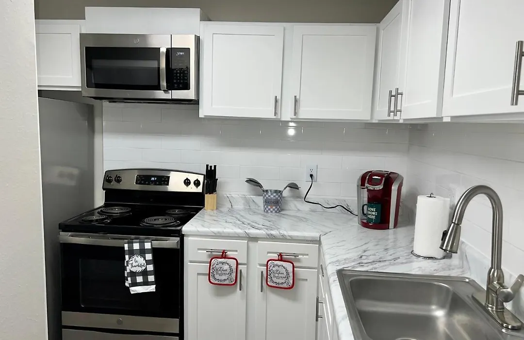 Lovely 2- Bedroom Rental With A Fireplace.-1