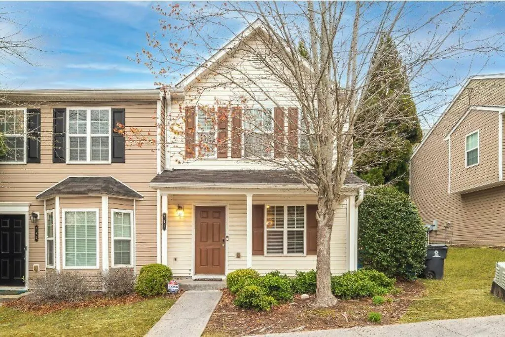 Beautiful Cozy 3-Bedroom Townhome Retreat-1