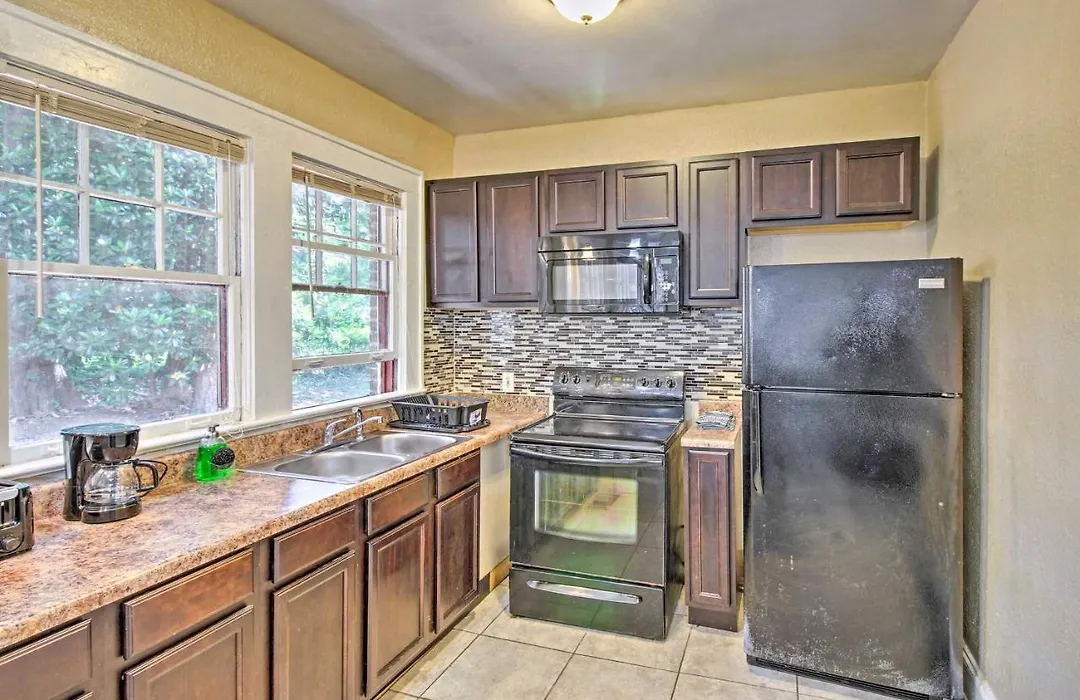 Spacious Atlanta Townhome With Porch And Mod Interior!-1