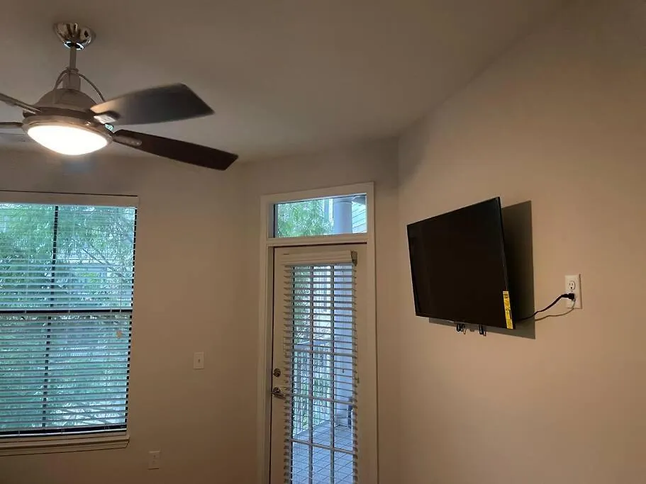 Spacious Midtown Unit W/Free Parking & Wine-1