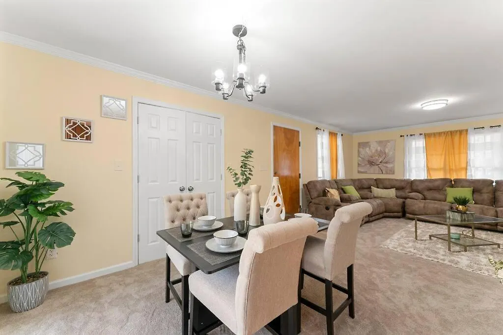 Cozy 3 Bedroom House With Private Chef-1