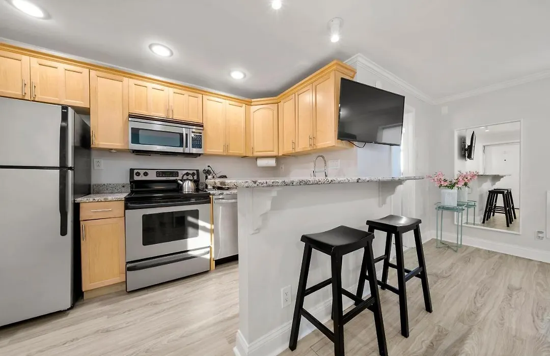 Distinctive Studio W Parking Top Location 18-1