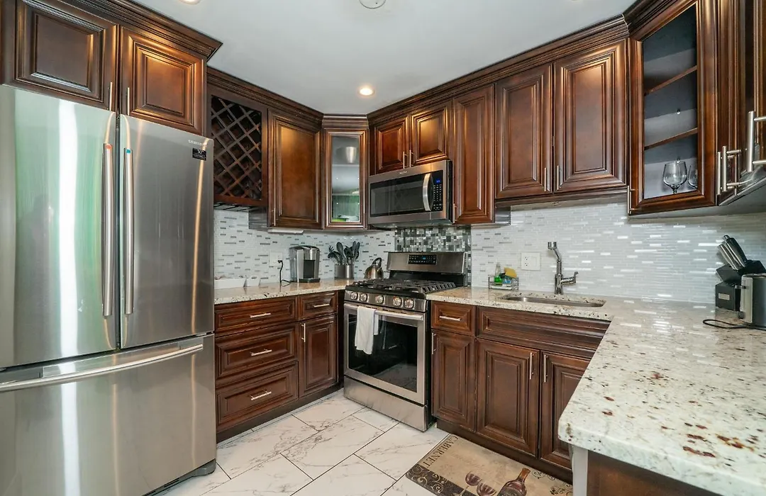 Just Renovated 3 Br/2Bath/ Parking+ Downtown View-1
