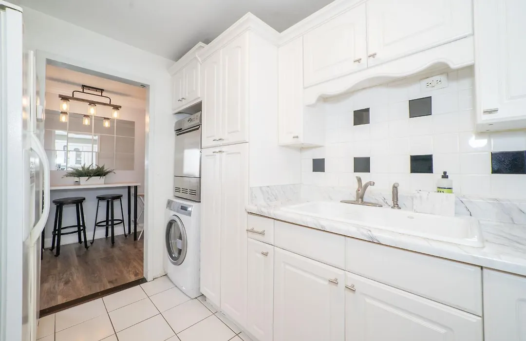 2Br,1 Bath, Free Parking, Concierge Building Downtown #153-1