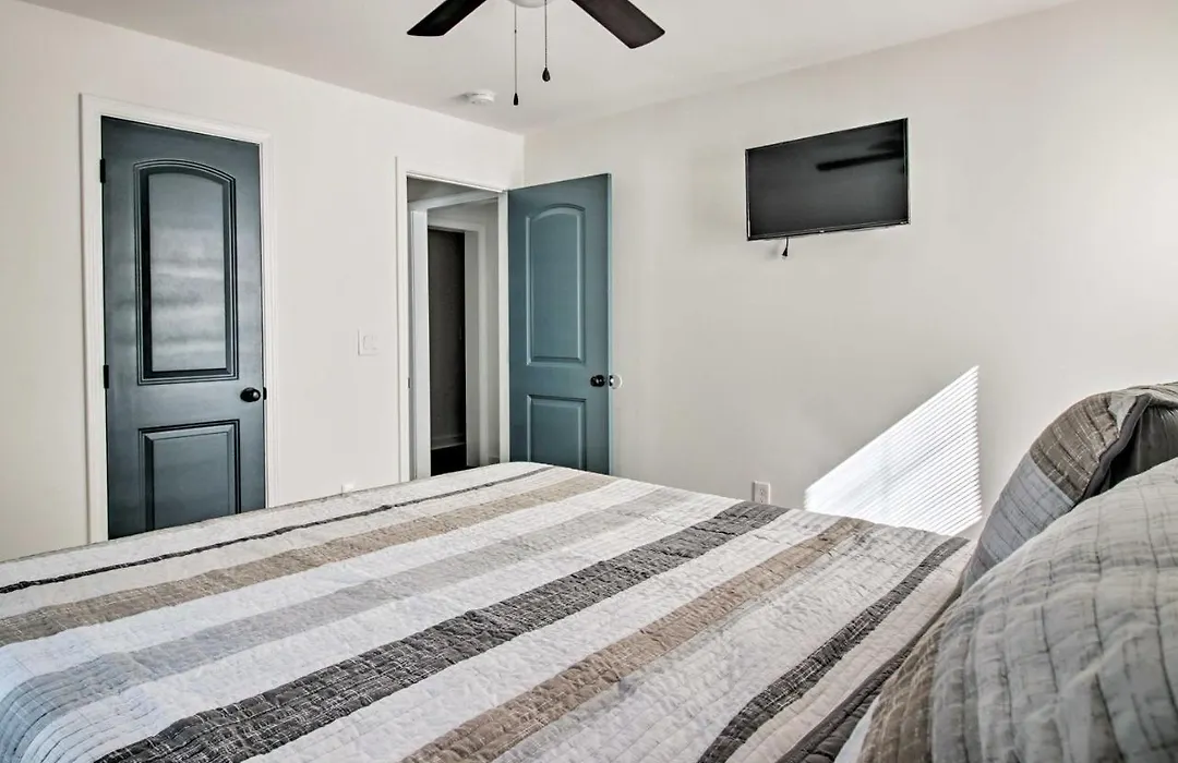 Cozy, Modern Home With Parking About 4 Mi To Dwtn!-1