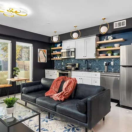 Opportune King Bed Homestead Adjacent Midtown Downtown-3