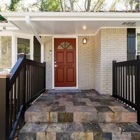 Charming Red Door Retreat W/Ample Parking-3