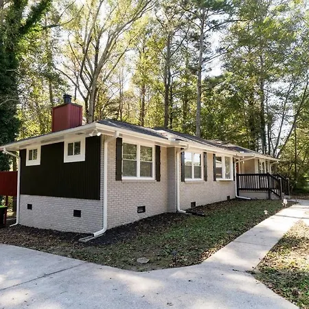 Charming Red Door Retreat W/Ample Parking-2