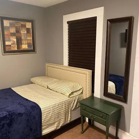 New Studioroom, Brand New Bathroom, Private Entrance Free Parking-3