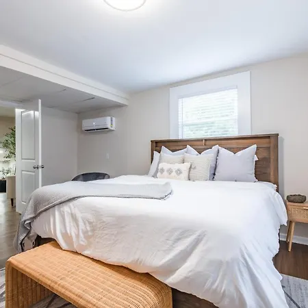 Blue Haven Atl Modern 4 Bedroom Retreat With Deck 10 Minutes To Downtown-3