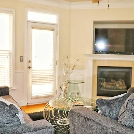 Gorgeous Downtown Home Ideal For Long Term Stays-3