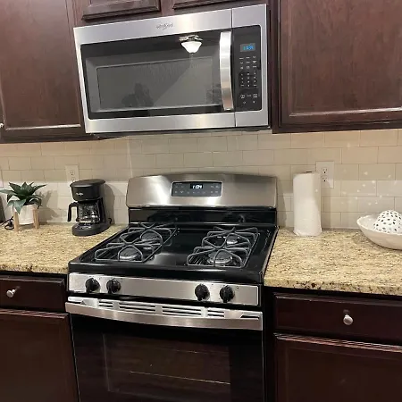 Cozy Retreat Home 3 Bedroom 2.5 Bath W/ Fireplace!-3