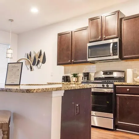 Cozy Retreat Home 3 Bedroom 2.5 Bath W/ Fireplace!-2