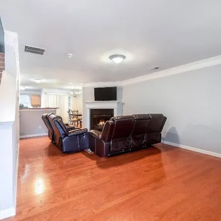 Beautiful Cozy 3-Bedroom Townhome Retreat-2
