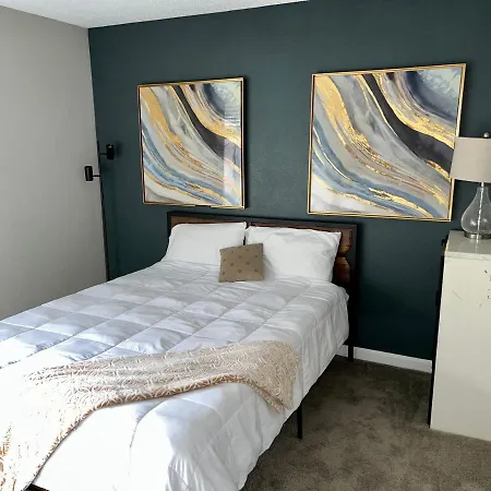 Lovely 2- Bedroom Rental With A Fireplace.-2