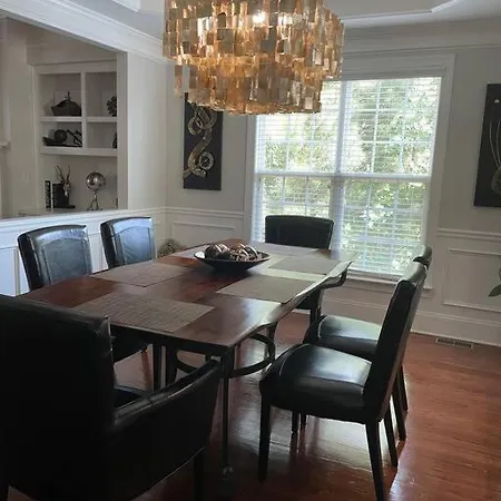 Spacious Townhome Close To Braves Stadium-3