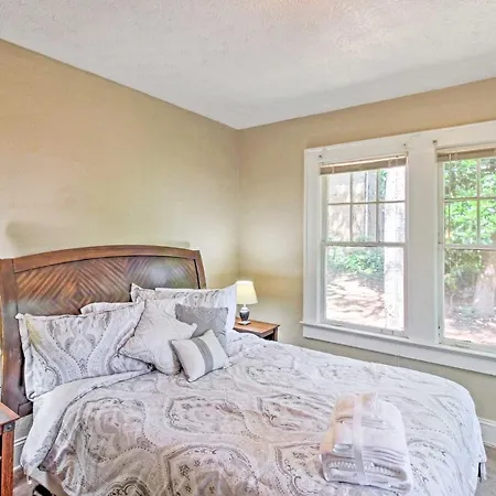 Spacious Atlanta Townhome With Porch And Mod Interior!-2
