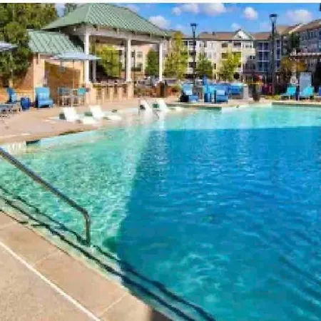 Spacious Midtown Unit W/Free Parking & Wine-3