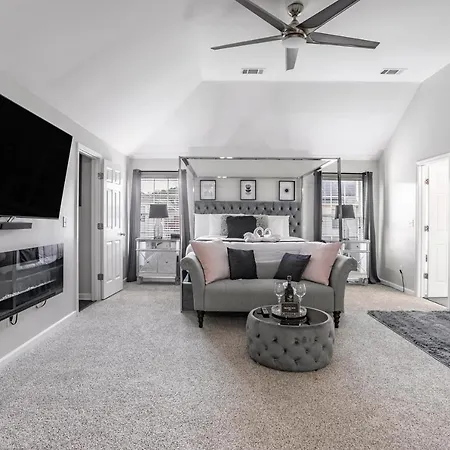 Luxury Retreat - Outdoor Oasis, Game Room, Fire Pit - 15 Min From Airport!!-2