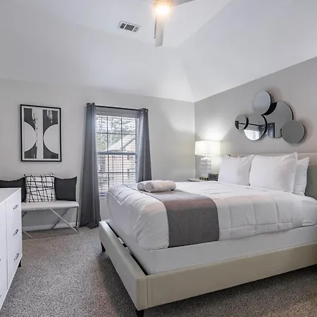 Luxury Retreat - Outdoor Oasis, Game Room, Fire Pit - 15 Min From Airport!!-3