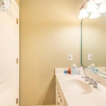 City Chic Private Room & Bath-3
