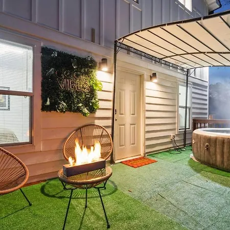 Big Atl Event Friendly Home With Hot Tub And Pool Table-3