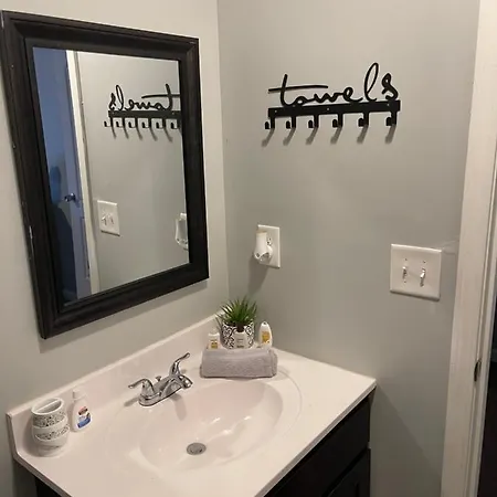 2Bdrm Comfortable Townhome 5 Mins From Airport-2