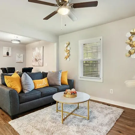Cozy Home Near Downtown & Airport-3