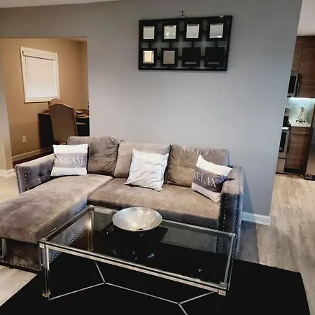 City Living W/ Free Parking. 9 Miles From Truist!-2