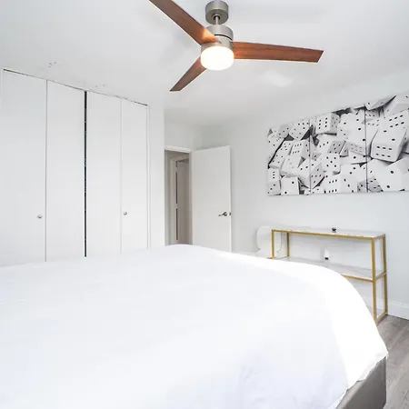 Just Renovated 3 Br/2Bath/ Parking+ Downtown View-2