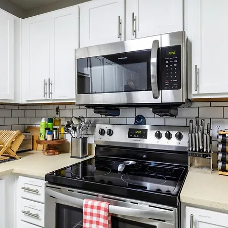 Modern Swank Luxury Aptmins The Battery3Bd2Br-2